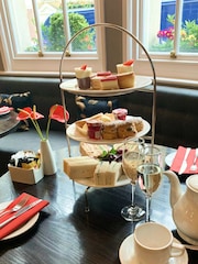 Virgin Experience Days Champagne Afternoon Tea And Thames River Cruise for Two - Image 2 of 4