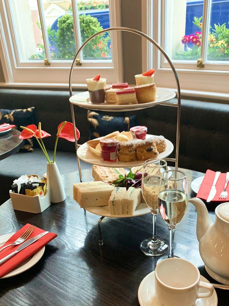 Virgin Experience Days Champagne Afternoon Tea And Thames River Cruise for Two - Image 2 of 4