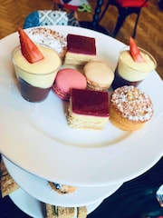 Virgin Experience Days Champagne Afternoon Tea And Thames River Cruise for Two - Image 4 of 4