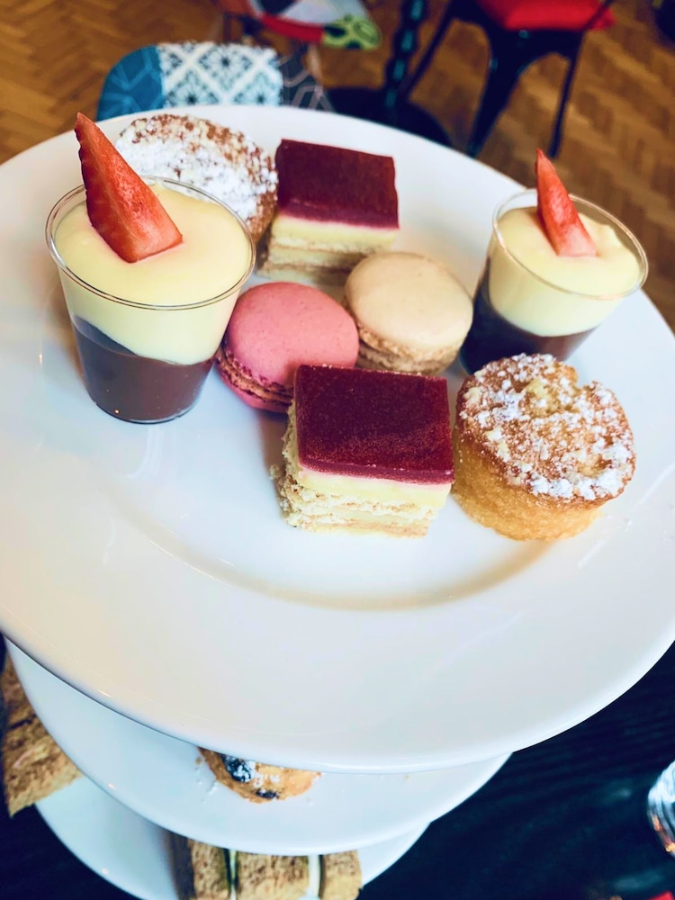 Virgin Experience Days Champagne Afternoon Tea And Thames River Cruise for Two - Image 4 of 4