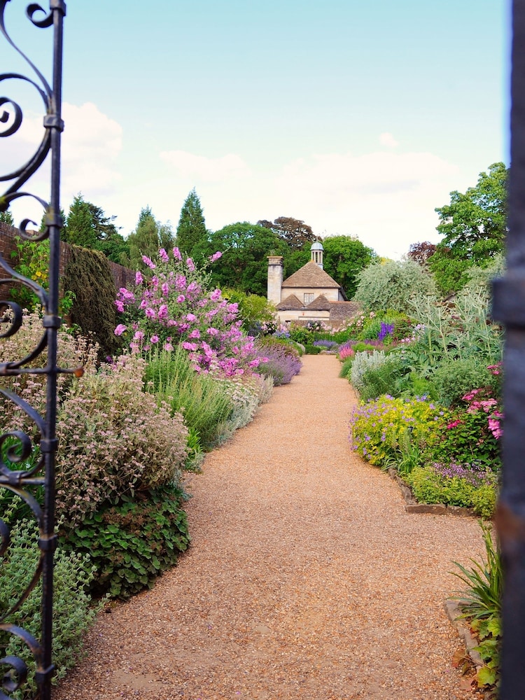 Virgin Experience Days Wakehurst Wild Botanic Garden For Two - Image 4 of 4
