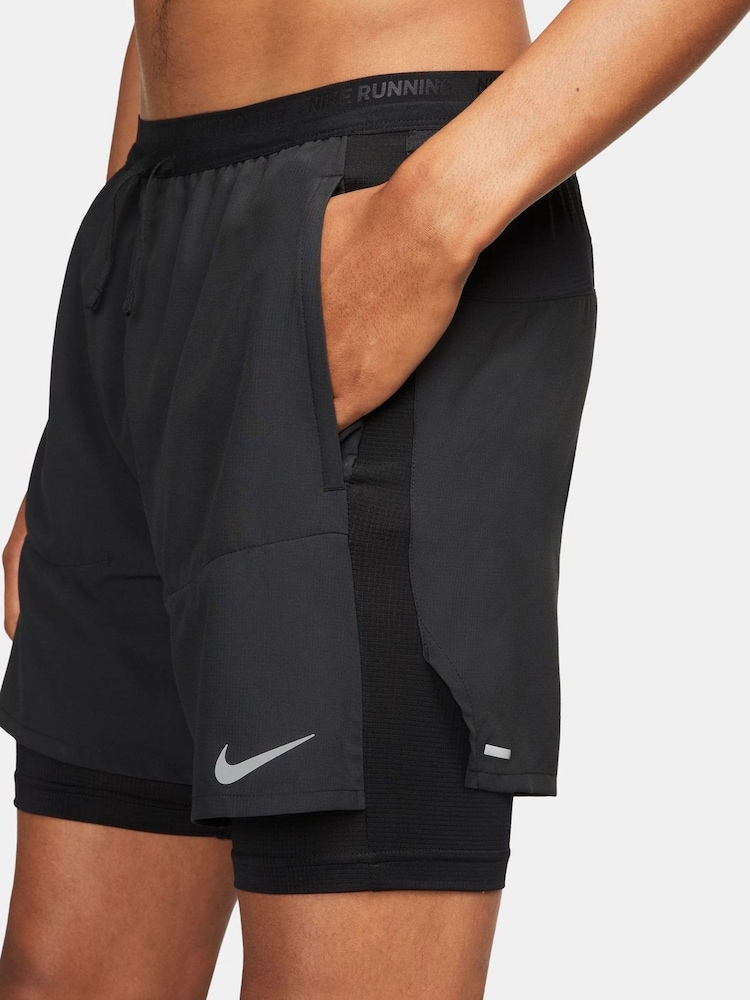 Czarny - Spodenki do biegania Nike Dri-FIT Stride 2 w 1 5 cali - Image 4 of 5