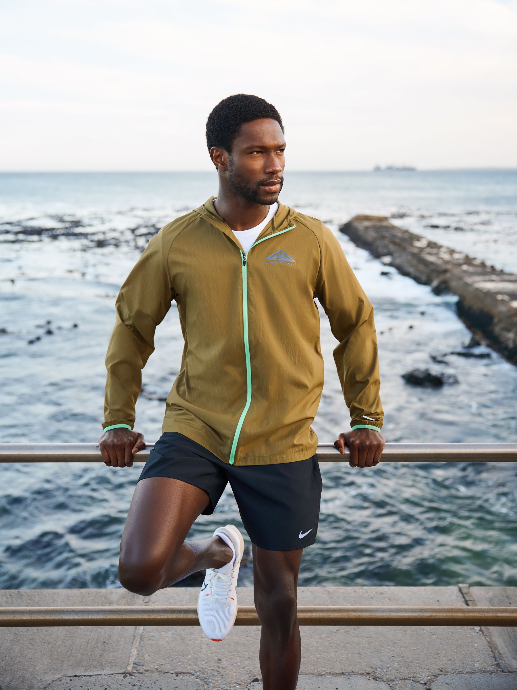 Nike lightweight running jacket clearance