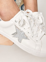 Weiß und Silber - Forever Comfort® Star Turnschuhe zum Schnüren - Bild 3 von 6