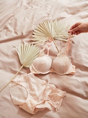 Бежевый - Кружевные бюстгальтеры пуш-ап с глубоким вырезом Wonderbra Refined Glamour - Изображение 5 из 5