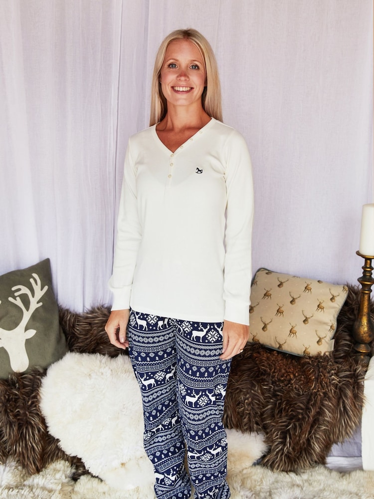 Blau - The Little Tailor Pyjama mit weihnachtlichem Rentier- und Norwegermuster für Damen - Bild 1 von 8 Blau - The Little Tailor Pyjama mit weihnachtlichem Rentier- und Norwegermuster für Damen - Bild 1 von 8