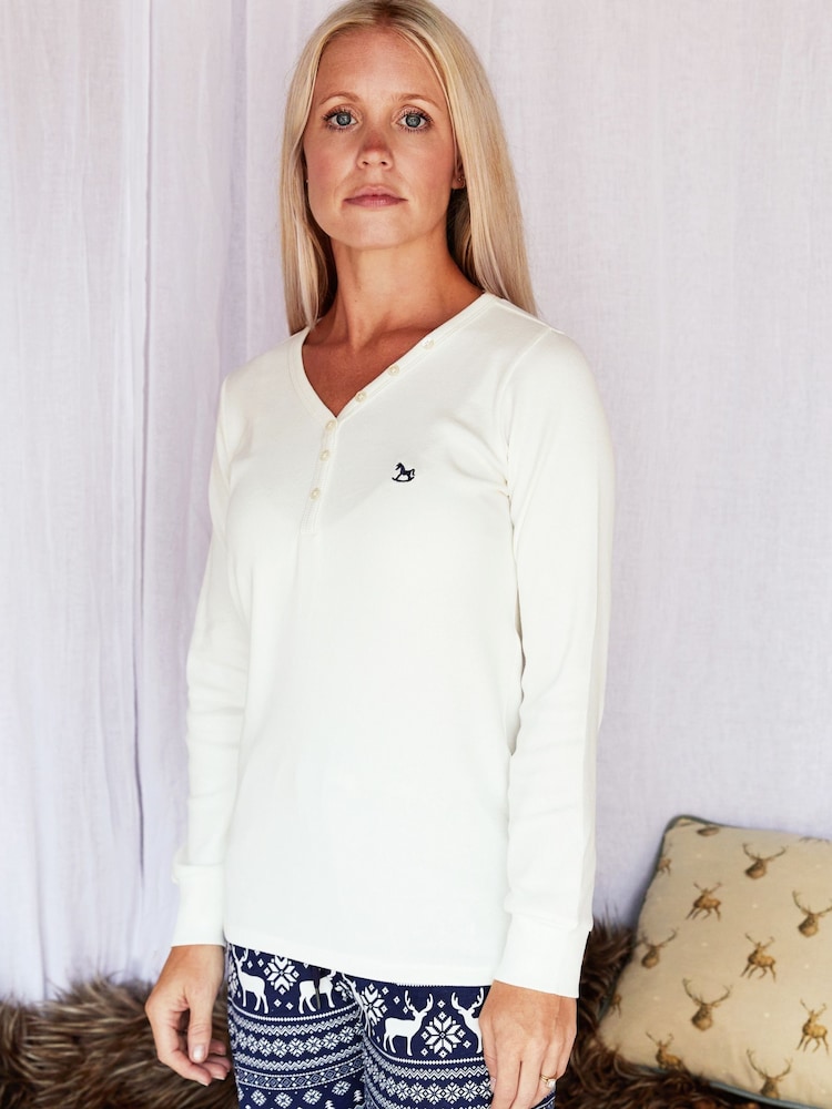 Blau - The Little Tailor Pyjama mit weihnachtlichem Rentier- und Norwegermuster für Damen - Bild 2 von 8 Blau - The Little Tailor Pyjama mit weihnachtlichem Rentier- und Norwegermuster für Damen - Bild 2 von 8