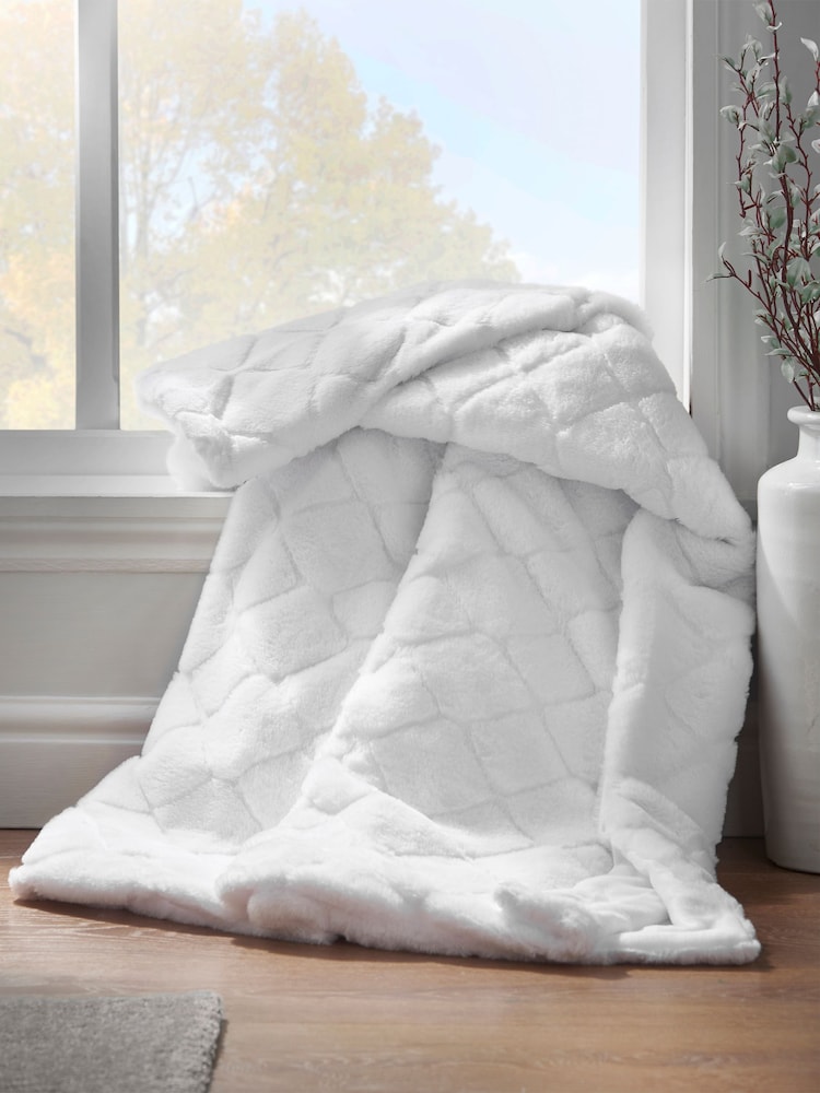 Catherine Lansfield White Teddy Cosy and Soft Diamond Fleece Throw - Image 1 of 4