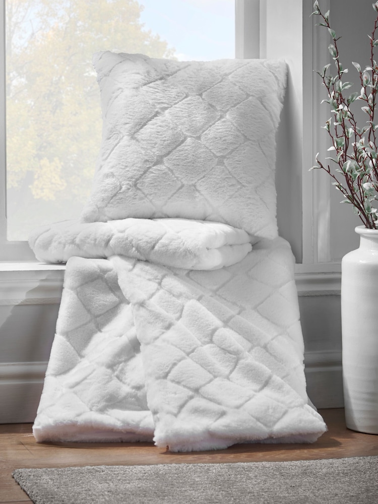 Catherine Lansfield White Teddy Cosy and Soft Diamond Fleece Throw - Image 2 of 4