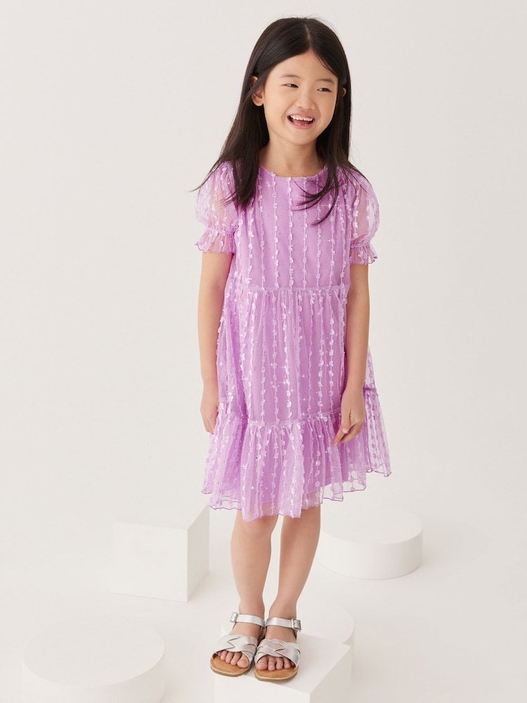 Lila - Kurzärmeliges, gestuftes Partykleid aus glitzerndem Netzstoff (3–16 J.) - Bild 1 von 5 Lila - Kurzärmeliges, gestuftes Partykleid aus glitzerndem Netzstoff (3–16 J.) - Bild 1 von 5