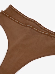 Светло-коричневый - Набор из 2 хлопковых стрингов Calvin Klein CK One Plus - Изображение 10 из 11