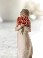 Willow Tree Cream Surrounded By Love Figurine - Image 2 of 4
