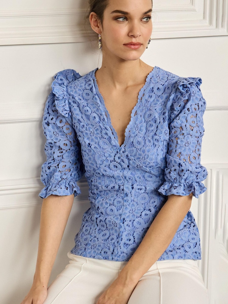 Blau - Spitzentop mit kurzen Puffärmeln und V-Ausschnitt - Bild 1 von 5 Blau - Spitzentop mit kurzen Puffärmeln und V-Ausschnitt - Bild 1 von 5