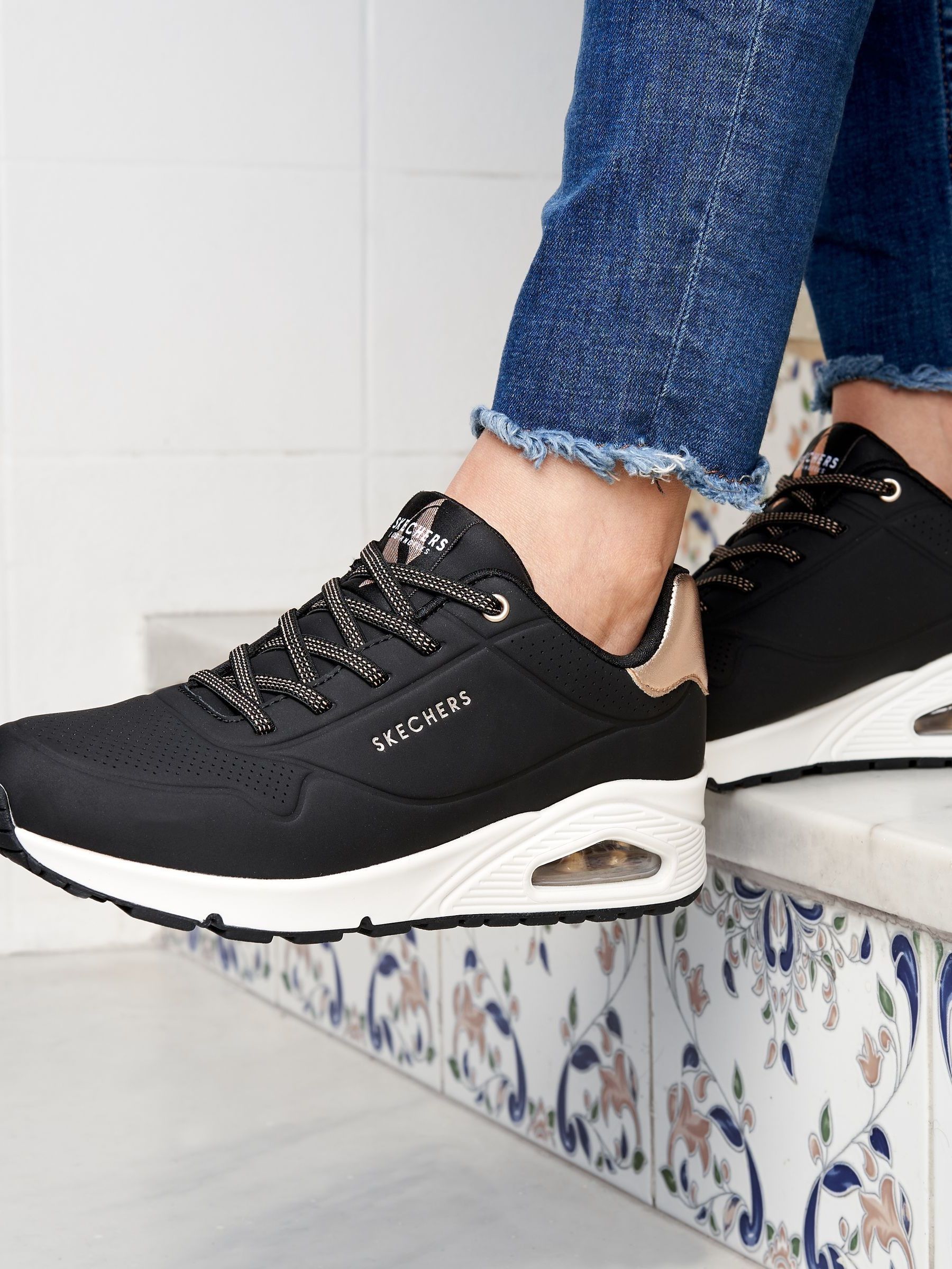Sketchers out discount