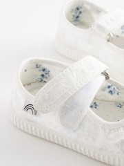 Weiße Lochstickerei - Mary-Jane-Schuh mit Rüschen - Bild 6 von 6