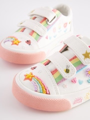Weiß, Regenbogen, Verzierung - Turnschuhe mit Klettverschluss und verziertem Riemen - Bild 5 von 7