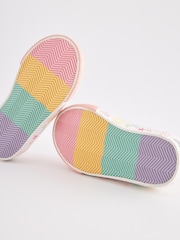 Weiß, Regenbogen, Verzierung - Turnschuhe mit Klettverschluss und verziertem Riemen - Bild 6 von 7