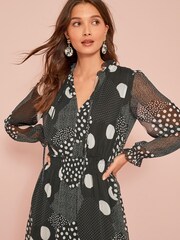 Schwarz/Weiß gepunktet - Langärmeliges Midi-Kleid aus Chiffonmix - Bild 1 von 5