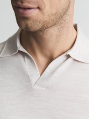 Arcilla - Polo Duchie de cuello abierto de lana merina de Reiss - Imagen 4 de 5