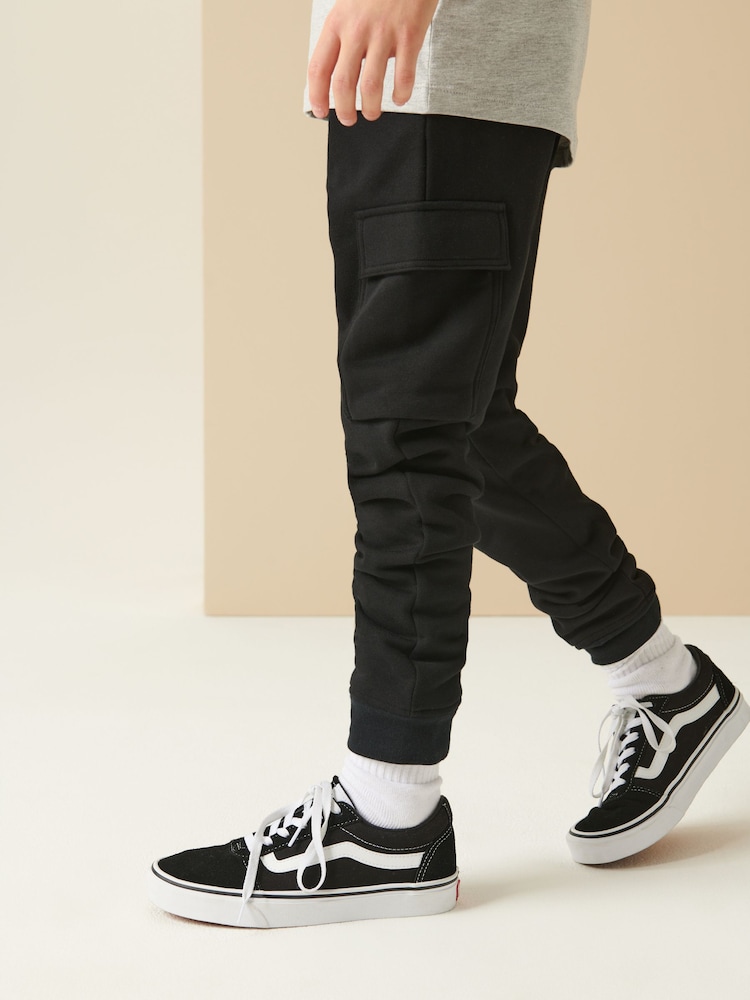 Schwarz - Cargo-Jogginghose (3–16 J.) - Bild 1 von 5 Schwarz - Cargo-Jogginghose (3–16 J.) - Bild 1 von 5