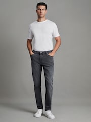 Выбеленные трикотажные джинсы зауженного кроя Reiss Robin - Изображение 3 из 6