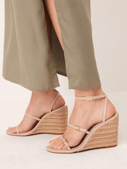 Nude, Creme - Signature Lederschuhe mit drei Riemen und Keilabsatz - Bild 1 von 7