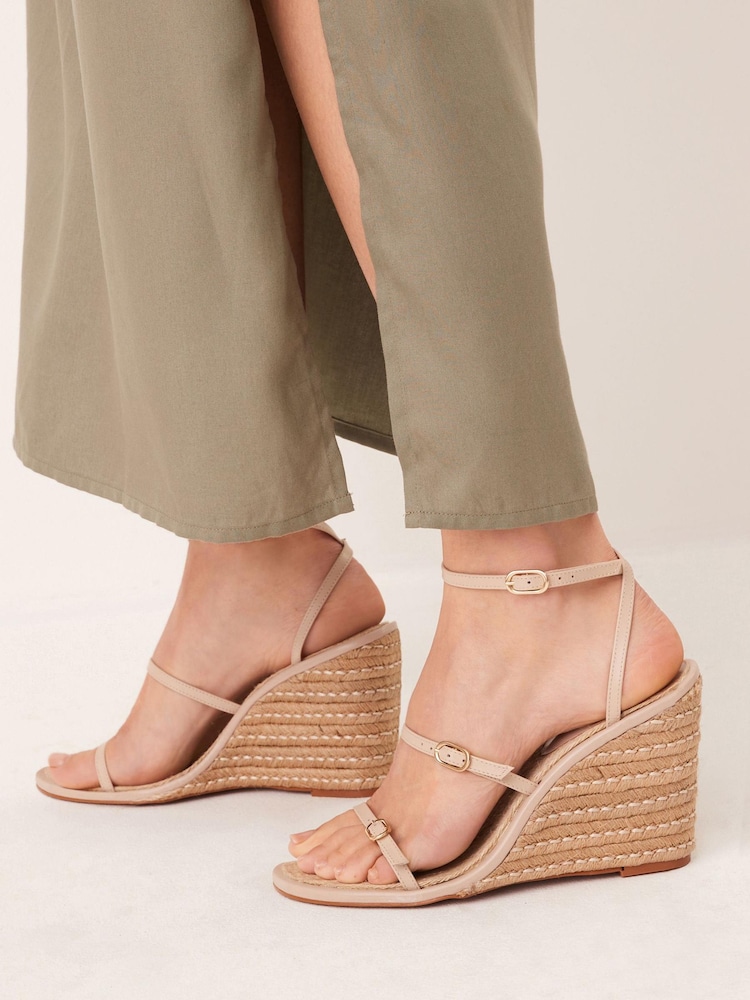 Nude, Creme - Signature Lederschuhe mit drei Riemen und Keilabsatz - Bild 1 von 7 Nude, Creme - Signature Lederschuhe mit drei Riemen und Keilabsatz - Bild 1 von 7