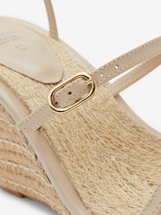 Nude, Creme - Signature Lederschuhe mit drei Riemen und Keilabsatz - Bild 7 von 7