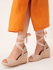 Natur - Forever Comfort® Schuhe mit Keilabsatz, Wickeldesign und Häkelspitze - Bild 1 von 8
