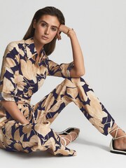 Reiss Navy Print Leo Printed Wide Leg Linen Trousers - Image 3 of 7