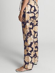 Reiss Navy Print Leo Printed Wide Leg Linen Trousers - Image 5 of 7