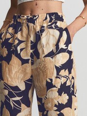 Reiss Navy Print Leo Printed Wide Leg Linen Trousers - Image 6 of 7