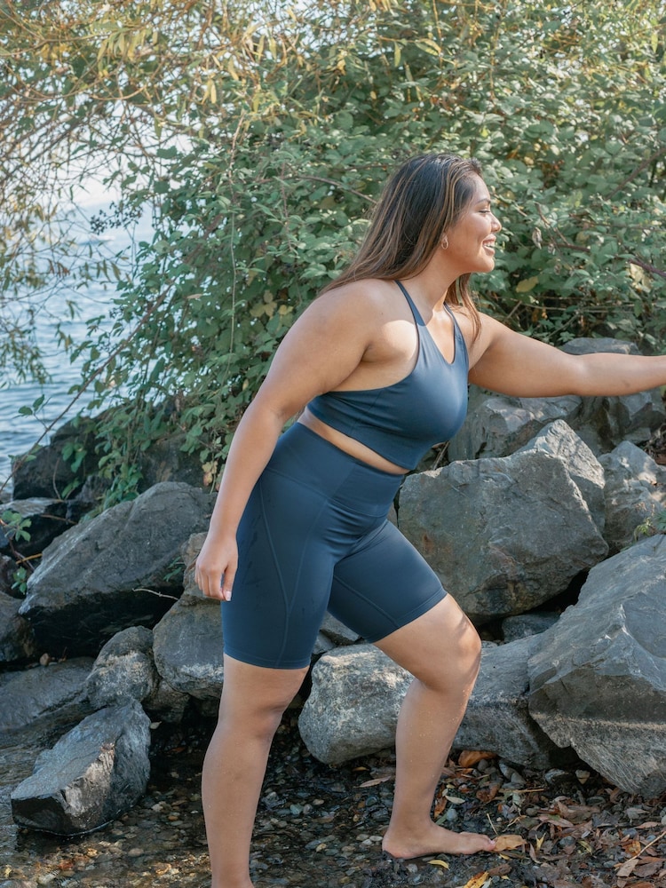 شورت لركوب الدراجات بخصر مرتفع ضمن تشكيلة مجمعة من Girlfriend - صورة 2 من 14 شورت لركوب الدراجات بخصر مرتفع ضمن تشكيلة مجمعة من Girlfriend - صورة 2 من 14