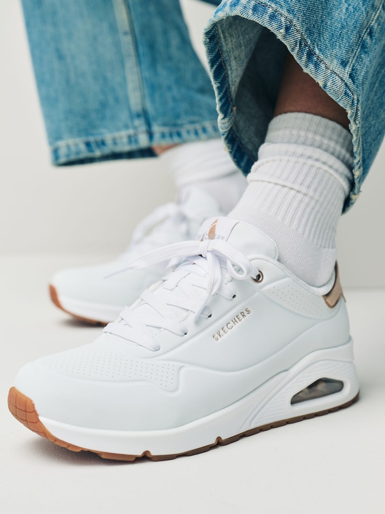 Baumwollweiß - Skechers – Uno – Standard-Fit-Turnschuhe in Schwarz und Gold für Damen - Bild 1 von 7