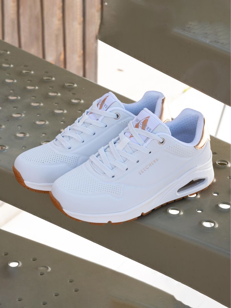 Baumwollweiß - Skechers – Uno – Standard-Fit-Turnschuhe in Schwarz und Gold für Damen - Bild 2 von 7