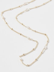 Oliver Bonas White Pearl Detail Gold Plated Mila Chain Necklace - Image 2 of 5