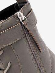 Braun - Forever Comfort® Geschnürte Lederstiefeletten mit Schnalle - Bild 3 von 4