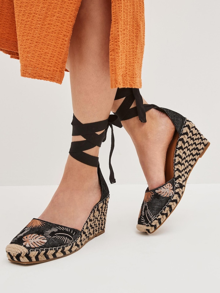Schwarz - Forever Comfort® Schuhe mit Keilabsatz, eckiger Vorderpartie und Wickeldesign - Bild 1 von 6