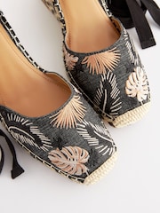 Schwarz - Forever Comfort® Schuhe mit Keilabsatz, eckiger Vorderpartie und Wickeldesign - Bild 5 von 6