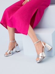 srebrna (barva); srebro - Sandali s platformo Forever Comfort® - Slika 1 iz 9
