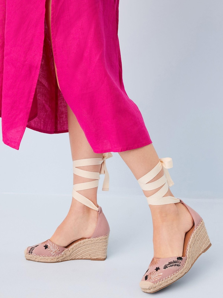 Hellpink - Forever Comfort® Schuhe mit Keilabsatz, eckiger Vorderpartie und Wickeldesign - Bild 2 von 8 Hellpink - Forever Comfort® Schuhe mit Keilabsatz, eckiger Vorderpartie und Wickeldesign - Bild 2 von 8