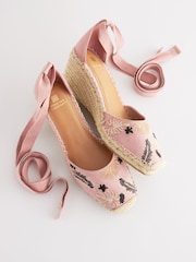 Hellpink - Forever Comfort® Schuhe mit Keilabsatz, eckiger Vorderpartie und Wickeldesign - Bild 6 von 8