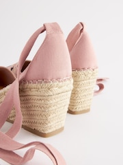 Hellpink - Forever Comfort® Schuhe mit Keilabsatz, eckiger Vorderpartie und Wickeldesign - Bild 8 von 8