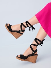 Schwarz - Forever Comfort® Schuhe mit Keilabsatz, Wickeldesign und Häkelspitze - Bild 1 von 8
