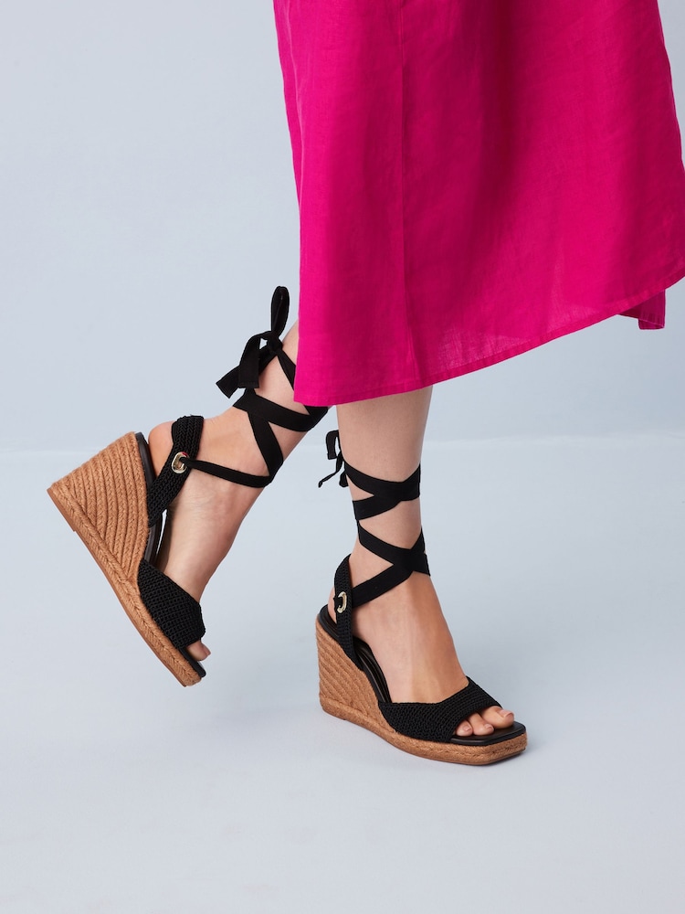 Schwarz - Forever Comfort® Schuhe mit Keilabsatz, Wickeldesign und Häkelspitze - Bild 2 von 8