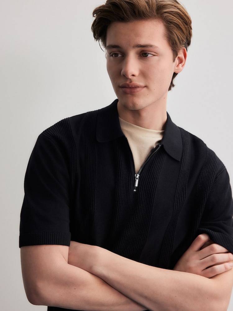 Schwarz - Poloshirt mit Viertelreißverschluss aus strukturiertem Strick mit hohem Baumwollanteil in normaler Passform - Bild 1 von 6 Schwarz - Poloshirt mit Viertelreißverschluss aus strukturiertem Strick mit hohem Baumwollanteil in normaler Passform - Bild 1 von 6