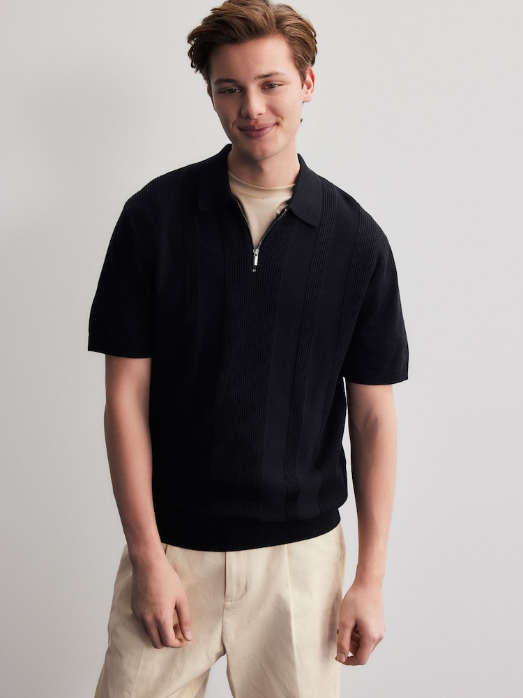 Schwarz - Poloshirt mit Viertelreißverschluss aus strukturiertem Strick mit hohem Baumwollanteil in normaler Passform - Bild 2 von 6 Schwarz - Poloshirt mit Viertelreißverschluss aus strukturiertem Strick mit hohem Baumwollanteil in normaler Passform - Bild 2 von 6