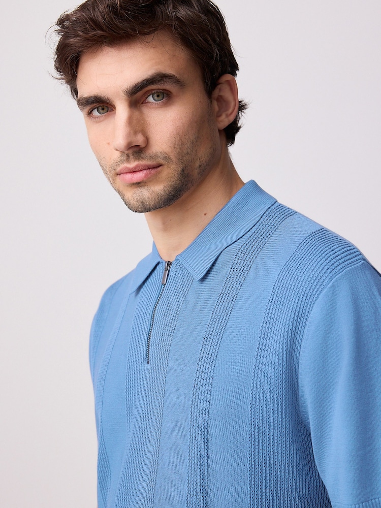Azul medio - Polo de corte estándar de punto texturizado de algodón con cremallera de un cuarto - Imagen 1 de 9 Azul medio - Polo de corte estándar de punto texturizado de algodón con cremallera de un cuarto - Imagen 1 de 9