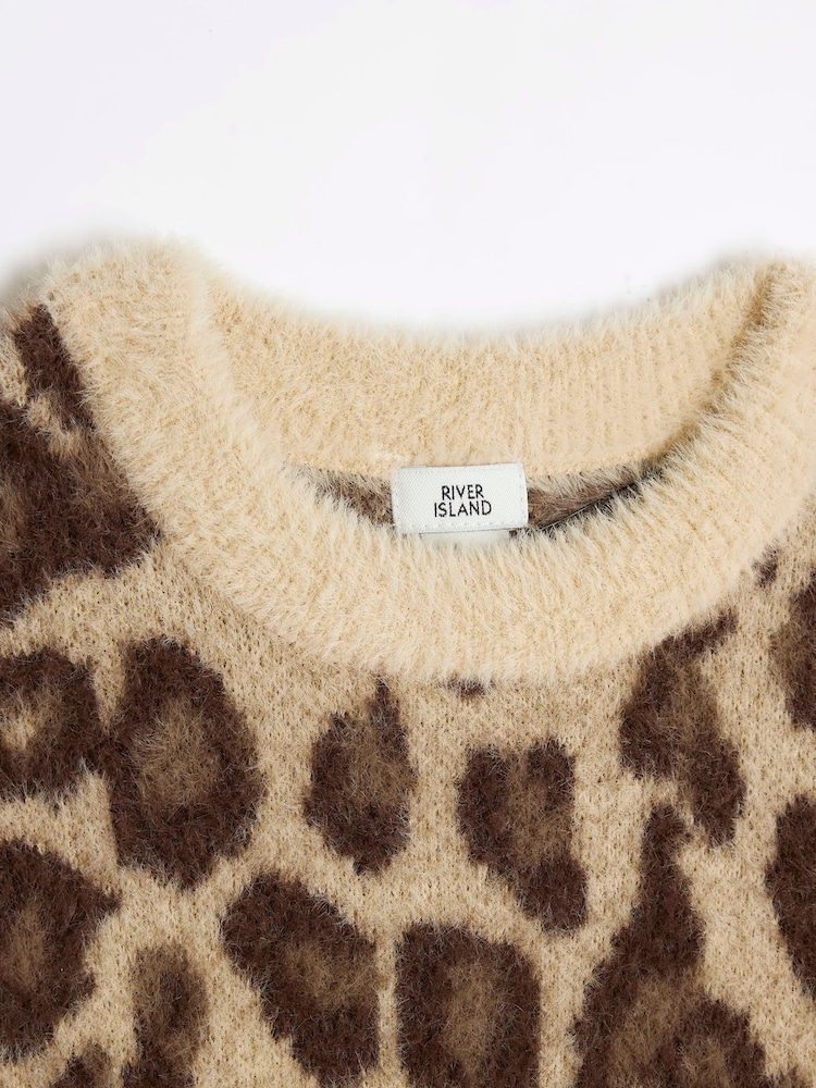 كنزة للبنات من القطن 100% مزيّنة بكشكشة وطبعة فهد من River Island - صورة 4 من 4 كنزة للبنات من القطن 100% مزيّنة بكشكشة وطبعة فهد من River Island - صورة 4 من 4