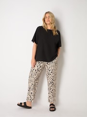 Live Unlimited Live Unlimited Curve Mono Tapered Hose in Schwarz mit Print - Bild 2 von 4